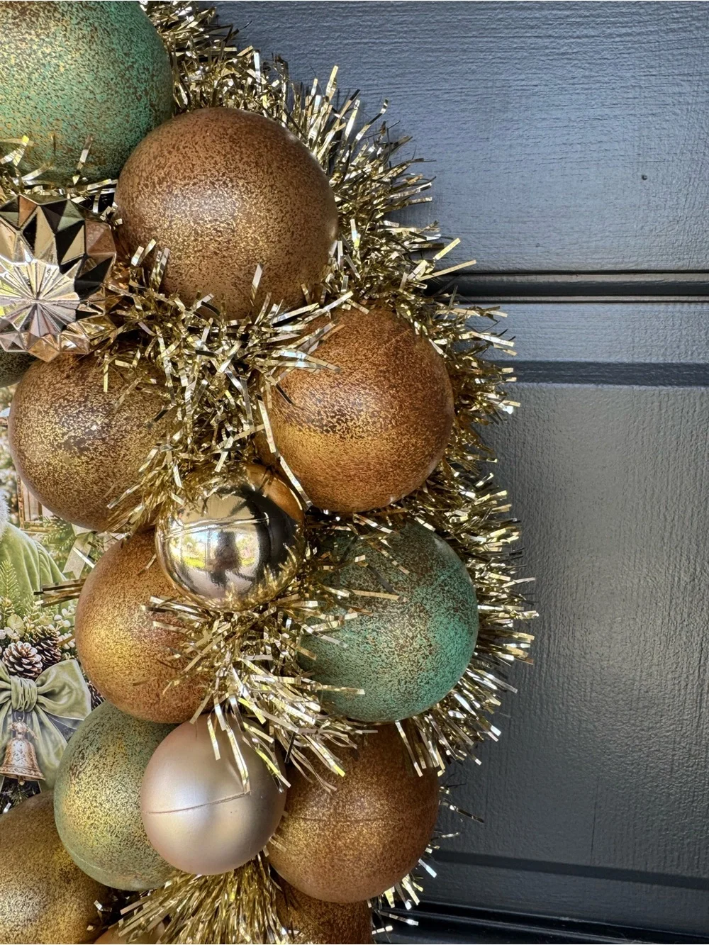 Festive Santa Holiday Wreath in Green and Gold